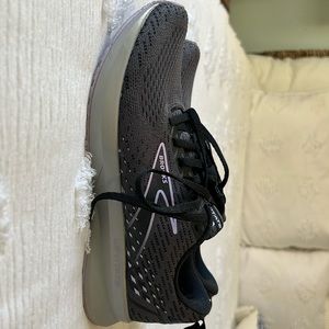 Women’s Brooks, size 8